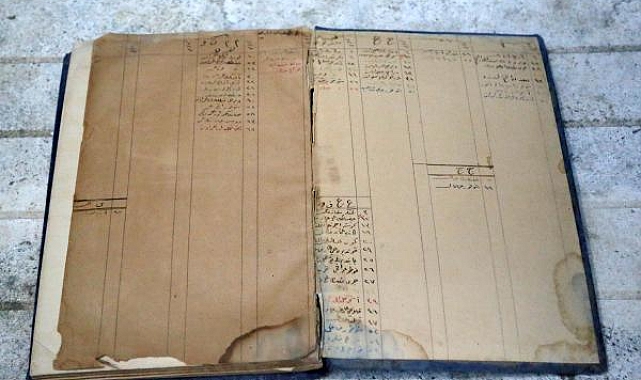 200 yıllık evin çatısından Osmanlıca kayıt defteri çıktı