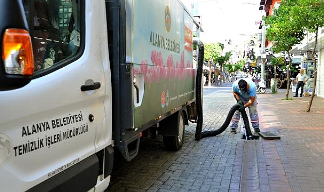 Alanya Belediyesi kendi ürettiği sistemle mazgalları temizledi