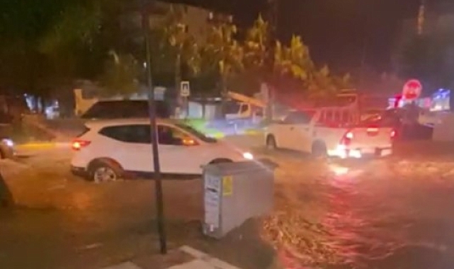 Alanya'da sağanak yağış sonrası evleri, iş yerlerini ve okulu su bastı