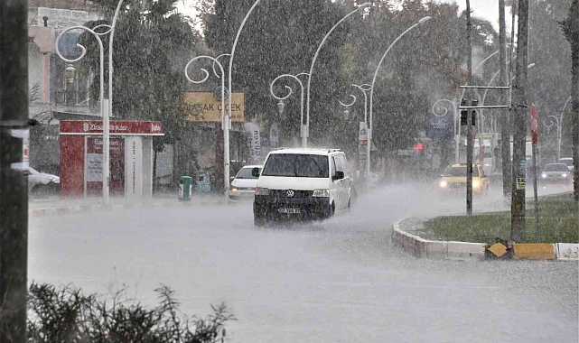 Antalya'da 1 saat etkili olan sağanak yağışta çilek seraları sular içinde kaldı