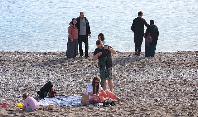 Antalya'da aralık ayında sahil keyfi