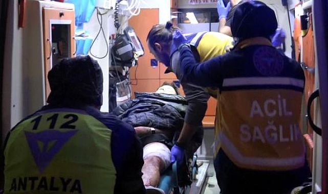 Antalya'da bıçaklı 'yan bakma' kavgası: 4 yaralı