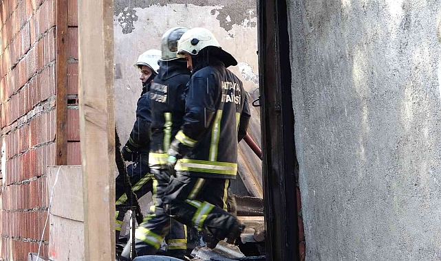 Antalya'da metruk binada kokutan yangın