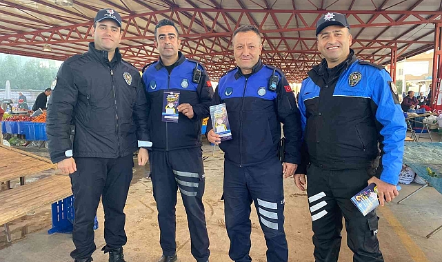 Antalya'da polis ekipleri, pazar esnafını broşür dağıtarak dolandırıcılara karşı uyardı
