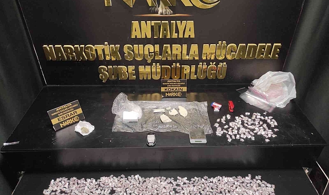 Antalya'da polisten 3 ilçede uyuşturucu operasyonu