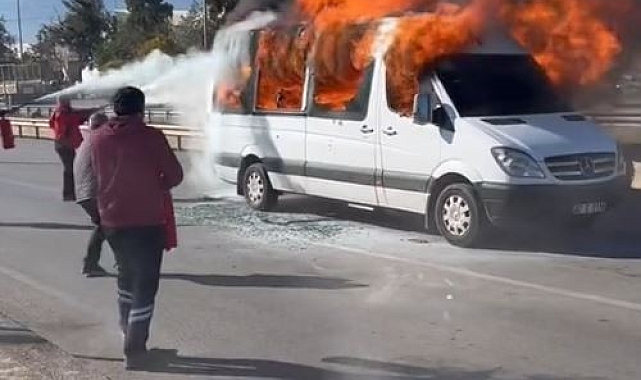 Antalya'da servis minibüsü alevlere teslim oldu