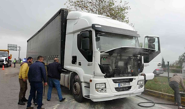 Antalya'da seyir halindeki tır, yanmaktan son anda kurtuldu