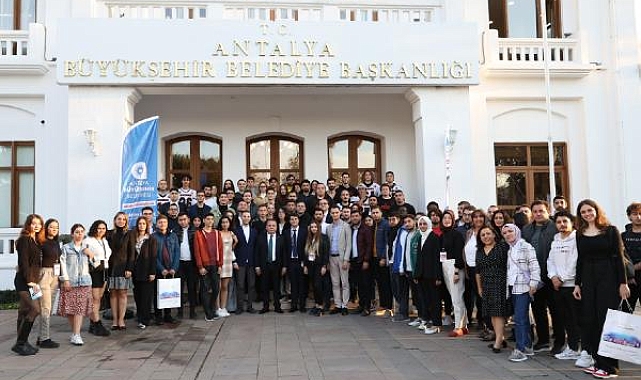Başkan Böcek Dünya Gönüllüler Günü'nde gençlerle buluştu