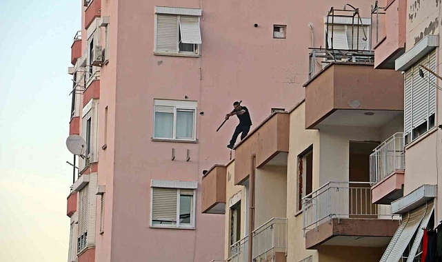 Çatı cambazı,herkese ecel teri döktürdü