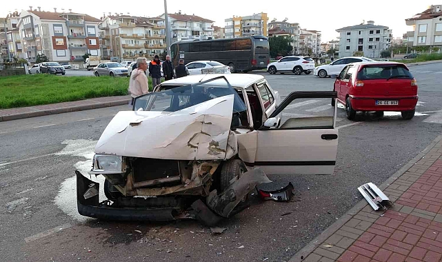 'Dur' levhasına uymayan otomobil ortalığı savaş alanına çevirdi:1 yaralı