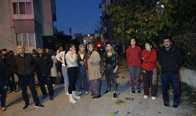 Evin 3'üncü katı alev topuna döndü, mahalleli sokağa döküldü