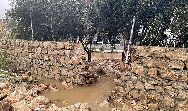 Evine giren yağmur suyunu tahliye etmek için bahçe duvarını yıktı