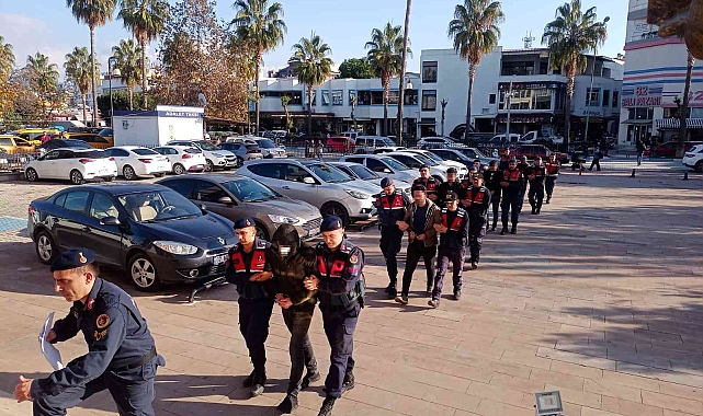 Gaziapaşa'da jandarmadan 11 farklı adrese eş zamanlı uyuşturucu operasyonu