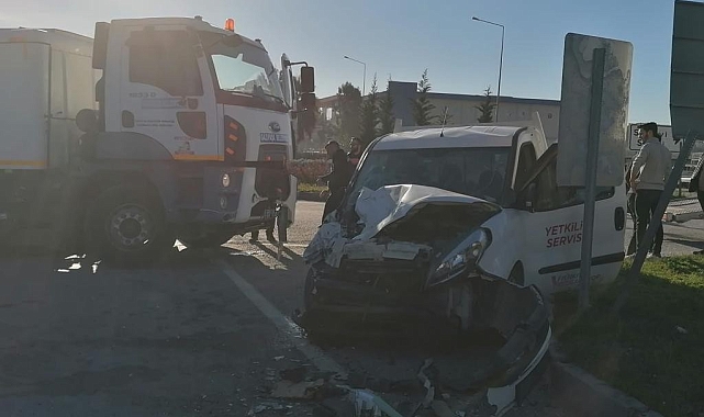 Gazipaşa'da belediyeye ait süpürge kamyonu ile kamyonet çarpıştı: 3 yaralı