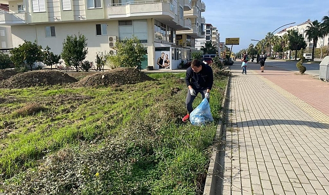Gazipaşa'da yaşayan yerleşik Ruslar, cadde ve sokaklarda çöp topladı