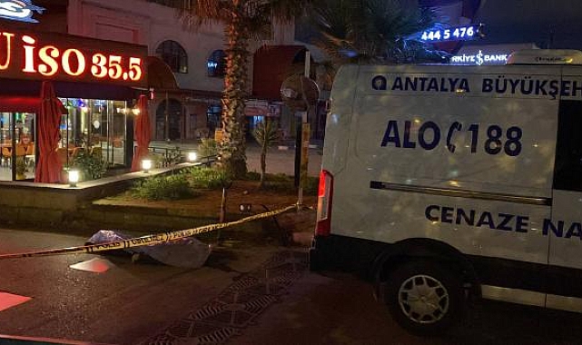 Kaldırımda yürürken, düşüp öldü