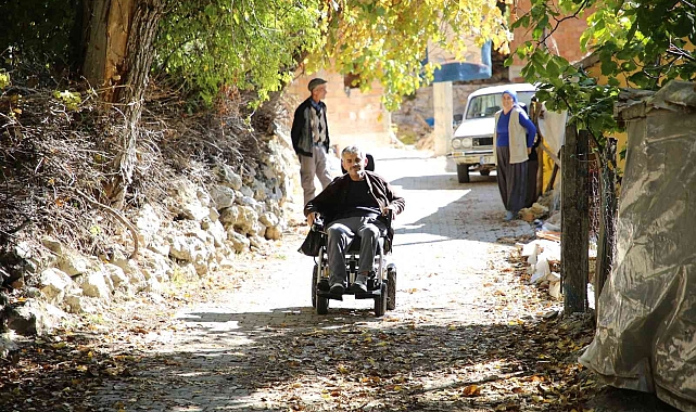 Kaş Belediyesinden engelli vatandaşa akülü tekerlekli sandalye desteği