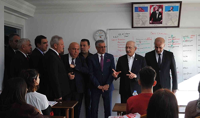 Kılıçdaroğlu, Kemer'de öğrencilerle bir araya geldi