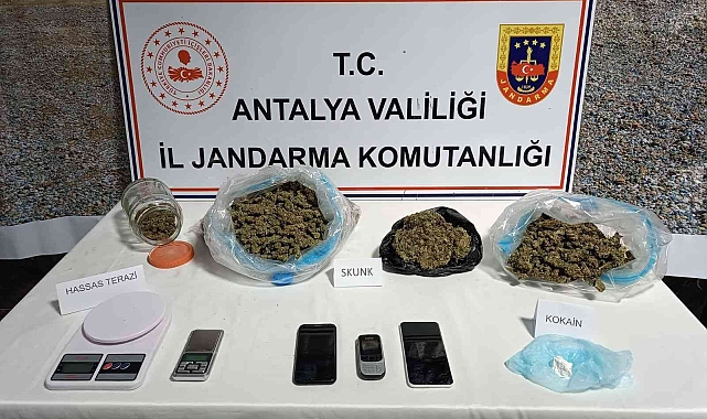Kiraladıkları evde uyuşturucu ticareti yapmak üzereyken yakalanan 3 şüpheli gözaltına alındı