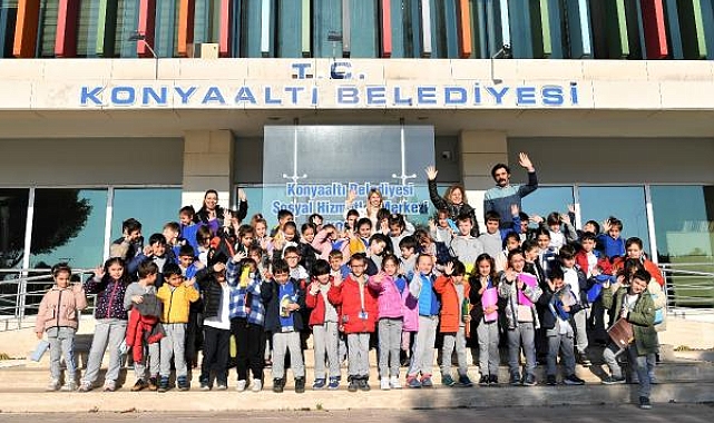 Konyaaltı kütüphanesi öğrencileri ağırladı