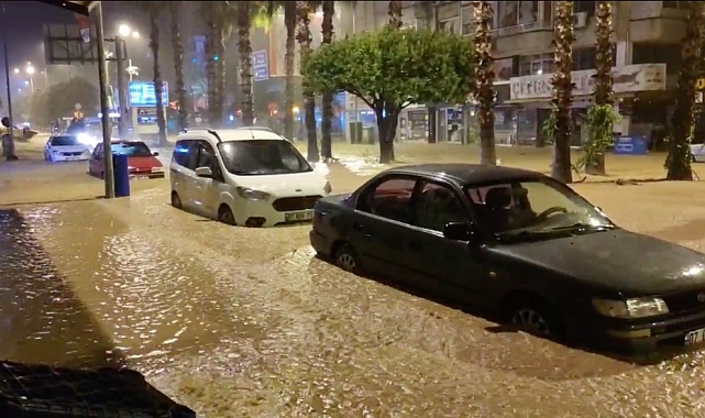 Kumluca'da sel: Evleri su bastı, araçlar zarar gördü