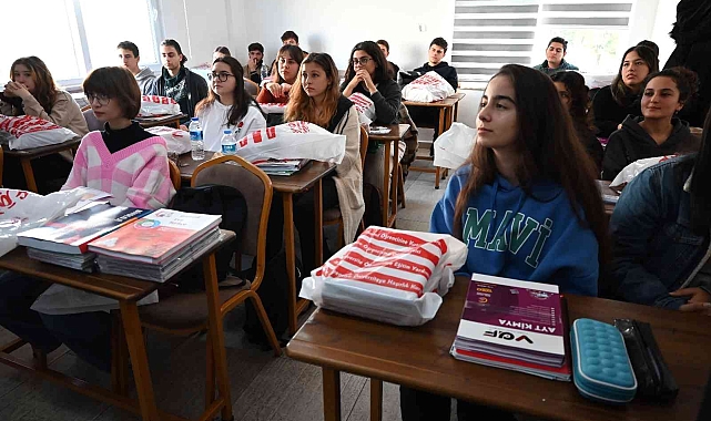 Kursiyerlere ücretsiz kitap dağıtıldı