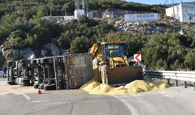 Mısır ezmesi yüklü TIR devrildi