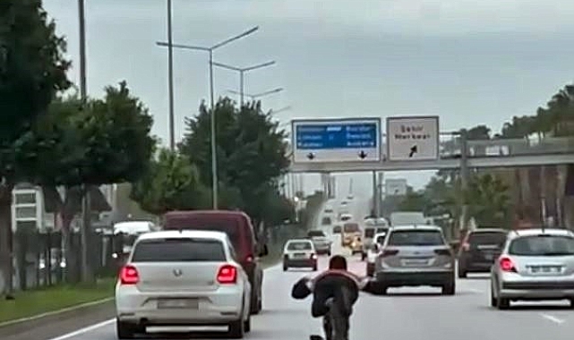 Motosikleti yüzüstü yatarak kullanan gencin görüntüleri tepki çekti
