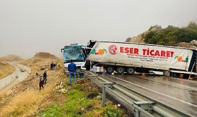 Otobüs, TIR'a arkadan çarptı: 9 yaralı