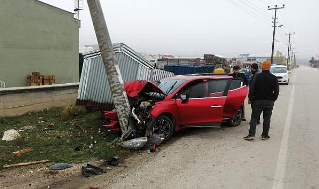 Otomobiliyle elektrik direğine çarptı
