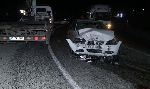 Otomobiller kafa kafaya çarpıştı: 6 yaralı