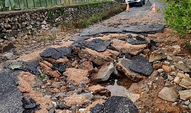 Patlayan su borusu yol ve sera camlarını parçaladı, seralar suyla doldu