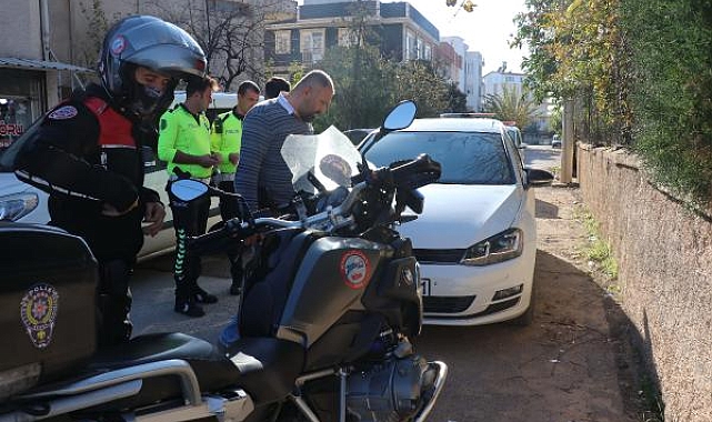 Polisin 'Dur' ihtarına uymadı, otomobilini bırakıp kaçtı