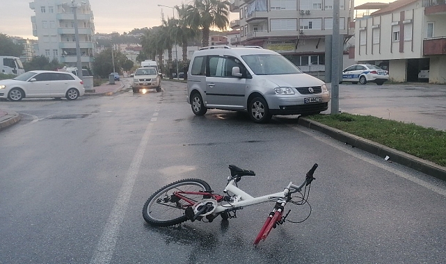 Rampadan inen bisikletli genç hafif ticari araca çarptı: 1 yaralı