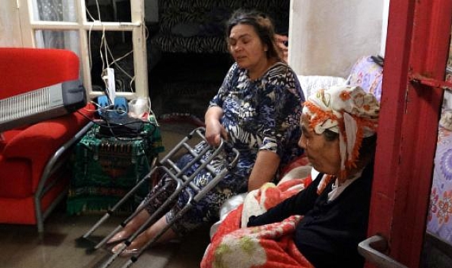 Yağmurda evini su basan engelli kadına polisten, 'sırtıma alıp çıkarayım' önerisi