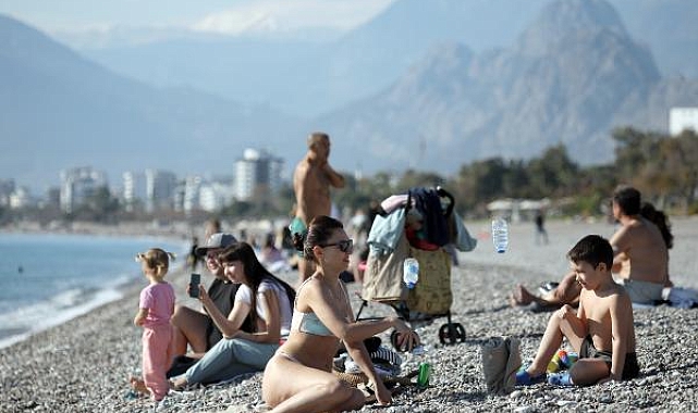 Yılın son günü Antalya'da denize girdiler