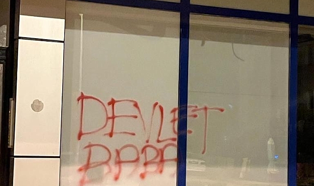 Zincir marketin camını taşla kırıp "Devlet baba" yazdılar