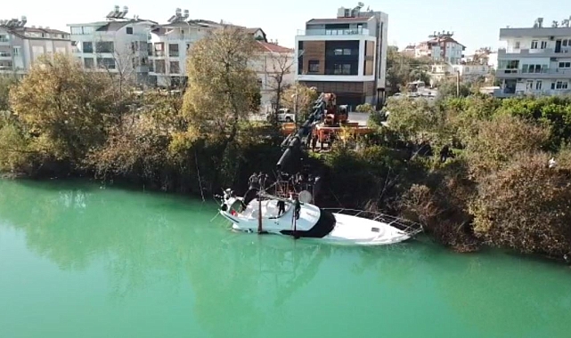 15 metrelik yatın suya batmaması için büyük mücadele verdiler