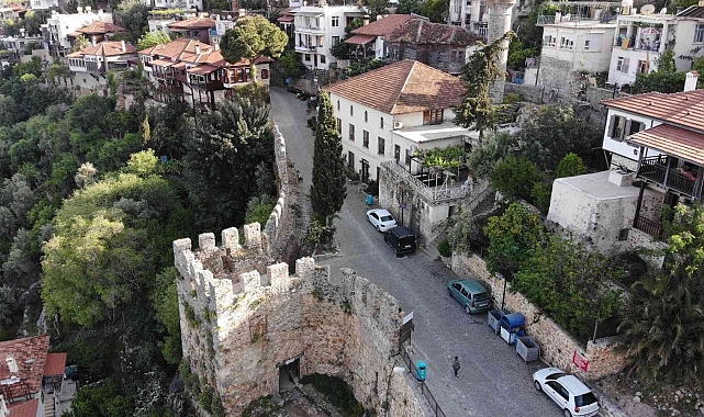 Alanya Kalesi'nin surlarıyla çevrili evler kendine has özellikleriyle mest ediyor