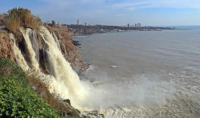 Antalya'da 3 gün aralıksız süren yağış, dünyaca ünlü şelaleyi çamur rengine bürüdü