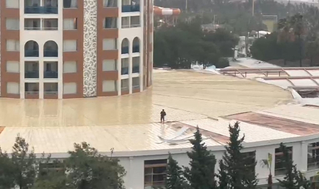Antalya'da hortum 5 yıldızlı otelin çatı kaplamasını uçurdu