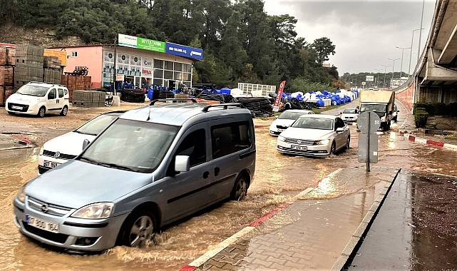 Antalya'da şiddetli yağmur yolları göle çevirdi