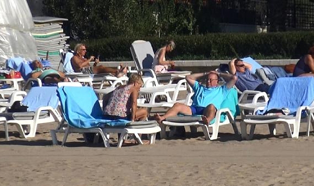 Antalya'da turistler yılın ilk gününde denize girdi