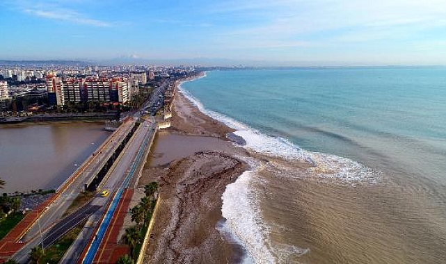 Antalya'da yağmur ve fırtına yerini güneşli havaya bıraktı