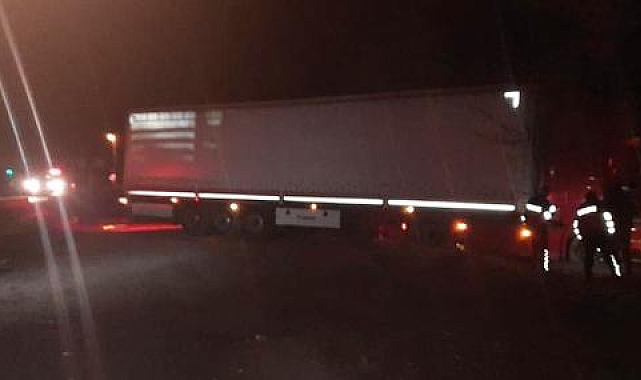 Bariyeri aşan TIR devrildi: 2 yaralı