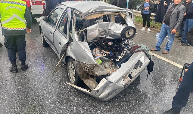 Işıklı kavşakta kamyon ile otomobil çarpıştı: 1'i ağır 3 yaralı