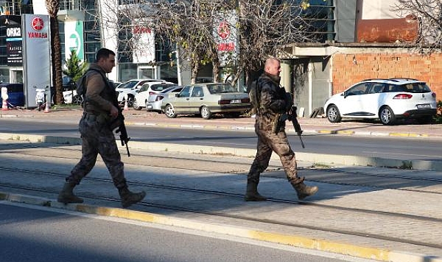 İşten atılan temizlik görevlisi, tabancayla belediyeyi bastı