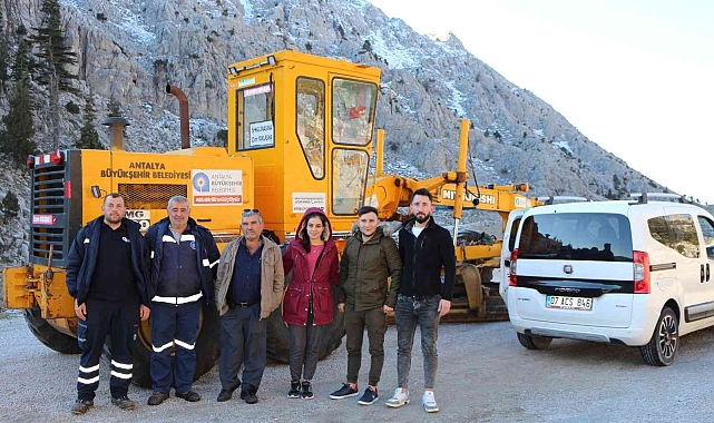 Kar sebebiyle araçları yolda kalan 4 vatandaş kurtarıldı