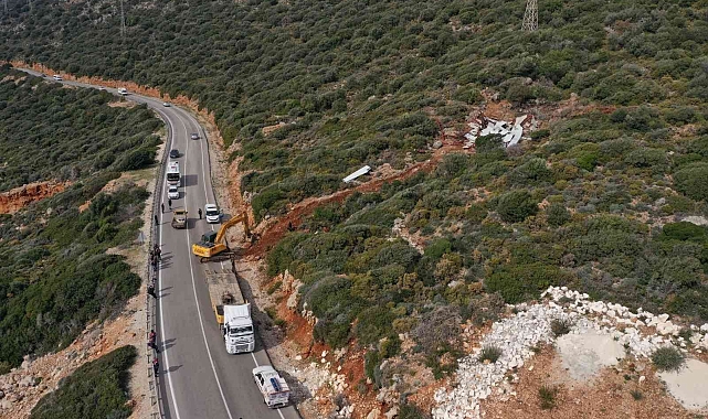 Kaş'ta 5 kaçak yapı yıkıldı
