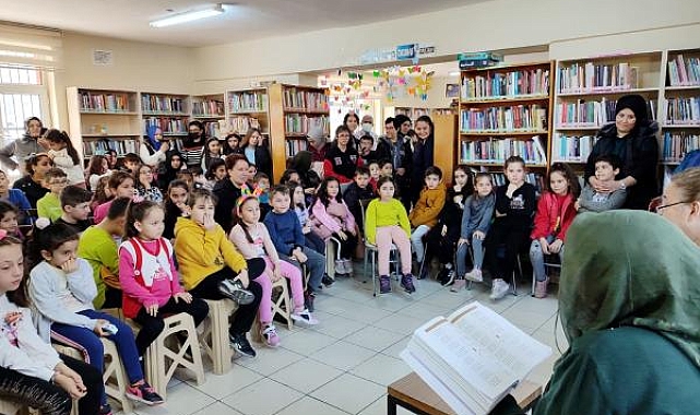 Kütüphanede çocuklara gösteri
